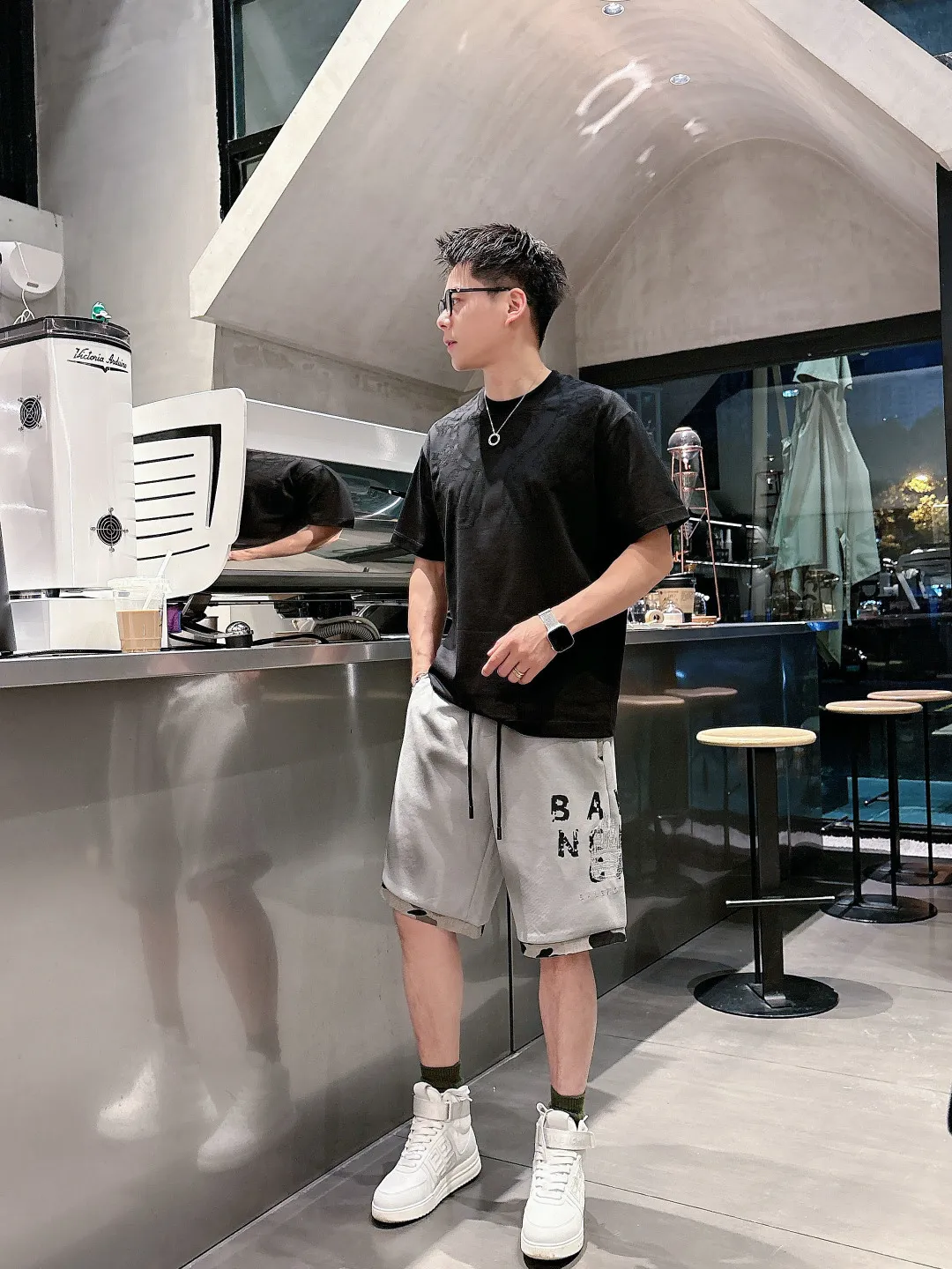Balenciaga's three-standard complete 2026 summer New Arrival men's casual shorts, advanced custom-made Breathable fabric, Breathable fabric, extremely stretchy and comfortable, impeccable details, top-grade accessories, original logo design concept, delicate and soft feel! The upper body fit is awesome! Size: M-XXXL Please state your height and weight when ordering